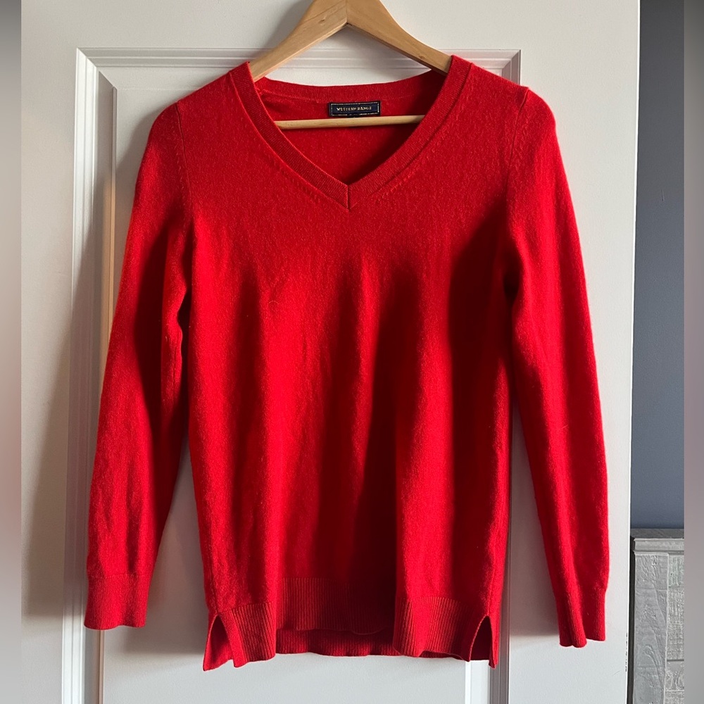 Red cashmere v-neck sweater - Size small